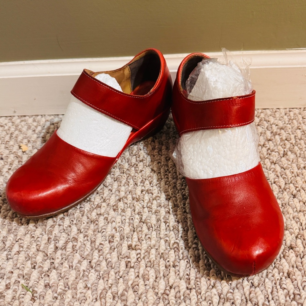 Bright Red L’Artiste Leather Sassy Comfortable Mary Jane Style Shoes! - Picture 11 of 16
